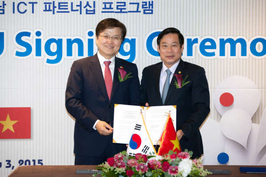 미래창조과학부는 지난 3일 서울 중구 플라자호텔에서 최양희 미래부 장관(왼쪽)과 응웬 박 선 베트남 정보통신부 장관이 베트남 정보통신부와 '한-베트남 정보통신기술(ICT) 협력 양해각서(MOU)'를 체결했다고 밝혔다. 최양희 미래부 장관(왼쪽)과 응웬 박 선 베트남 정보통신부 장관이 한-베트남 정보통신기술(ICT) 협력 양해각서(MOU)' MOU를 체결하고 기념촬영을 하고 있다.  사진=미래창조과학부 제공